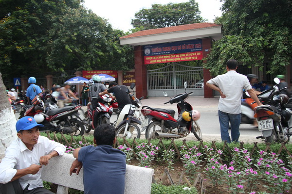Phụ huynh thấp thỏm ngóng thí sinh trong cơn dông ảnh 3